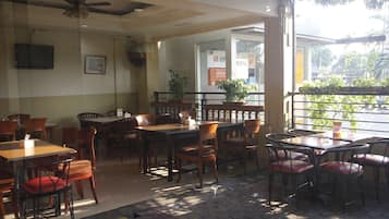 Frühstück, Mittagessen, Abendessen, lokale und internationale Küche