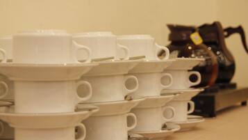 Frokost, lunsj og middag serveres, lokale og internasjonale retter