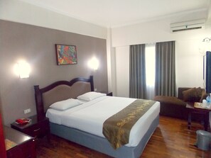 Kahden hengen superior-huone | Tallelokero huoneessa, työpöytä, lisävuoteet, ilmainen Wi-Fi