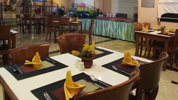 S'hi serveixen esmorzars, dinars, sopars i plats de cuina indonèsia