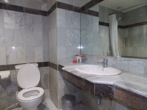 Duschwanne, kostenlose Toilettenartikel, Hausschuhe, Bidet