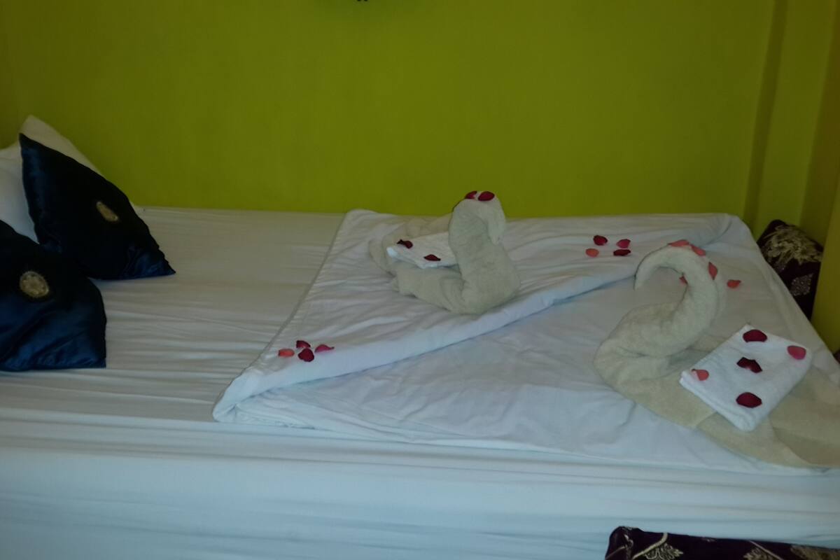 Family Duplex, 1 Bedroom, Smoking, Kitchen | Peti besi dalam bilik, meja, Wi-fi percuma 