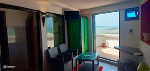 Apartamento panorâmico, 1 cama King, terraço, de frente para a praia | Cofres nos quartos, escrivaninha, Wi-Fi de cortesia