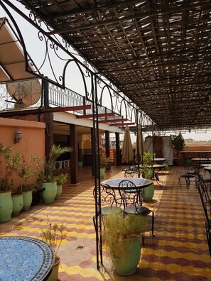Se sirven desayunos, almuerzos y cenas; cocina marroquí