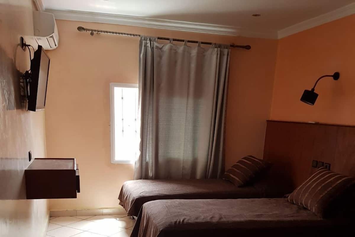 Habitación cuádruple | Cortinas opacas, camas supletorias, wifi gratis y ropa de cama