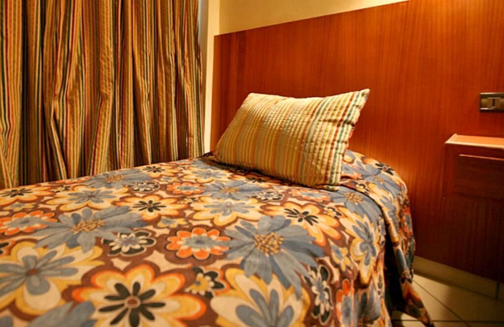 Cortinas opacas, camas supletorias, wifi gratis y ropa de cama
