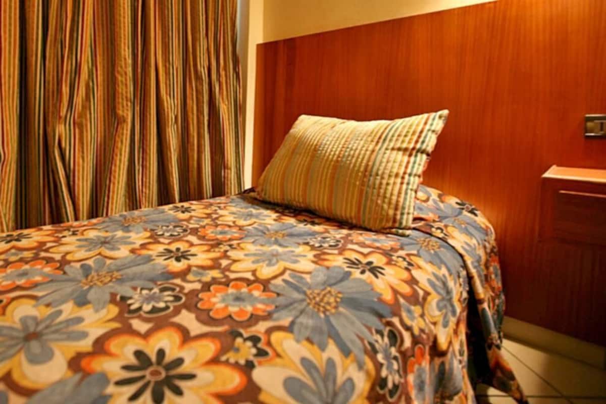 Cortinas opacas, camas supletorias, wifi gratis y ropa de cama