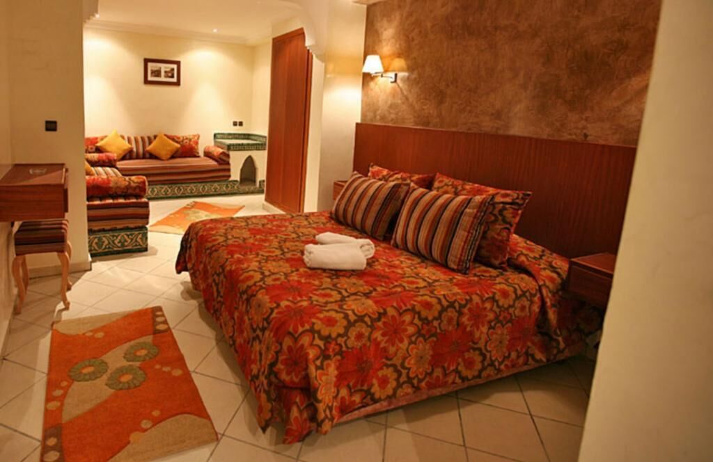 Cortinas opacas, camas supletorias, wifi gratis y ropa de cama