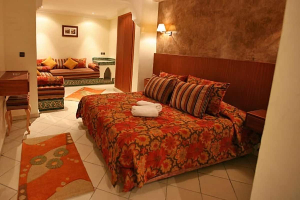 Cortinas opacas, camas supletorias, wifi gratis y ropa de cama