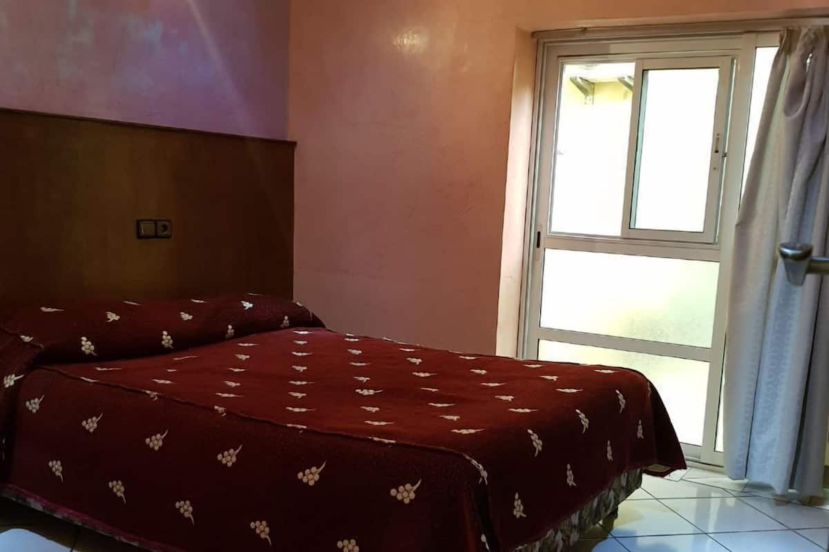 Habitación con 1 cama doble o 2 individuales | Cortinas opacas, camas supletorias, wifi gratis y ropa de cama