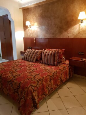 Double or Twin Room | Langsir/tirai gelap terus, katil lipat simpan/tambahan, Wi-fi percuma 