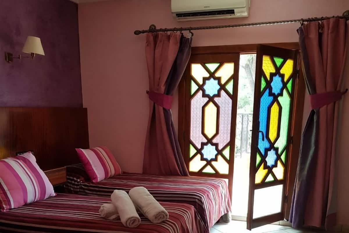 Habitación triple | Cortinas opacas, camas supletorias, wifi gratis y ropa de cama