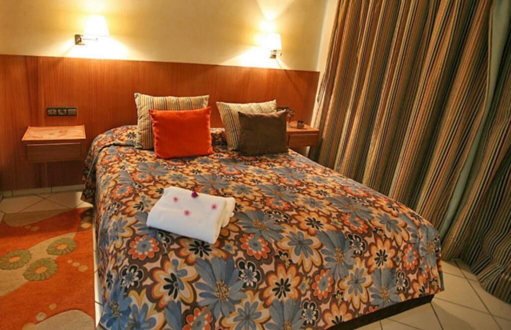 Cortinas opacas, camas supletorias, wifi gratis y ropa de cama