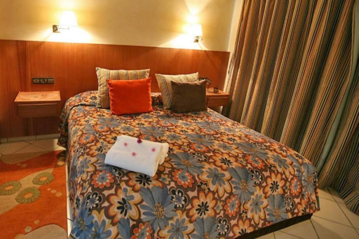 Cortinas opacas, camas supletorias, wifi gratis y ropa de cama