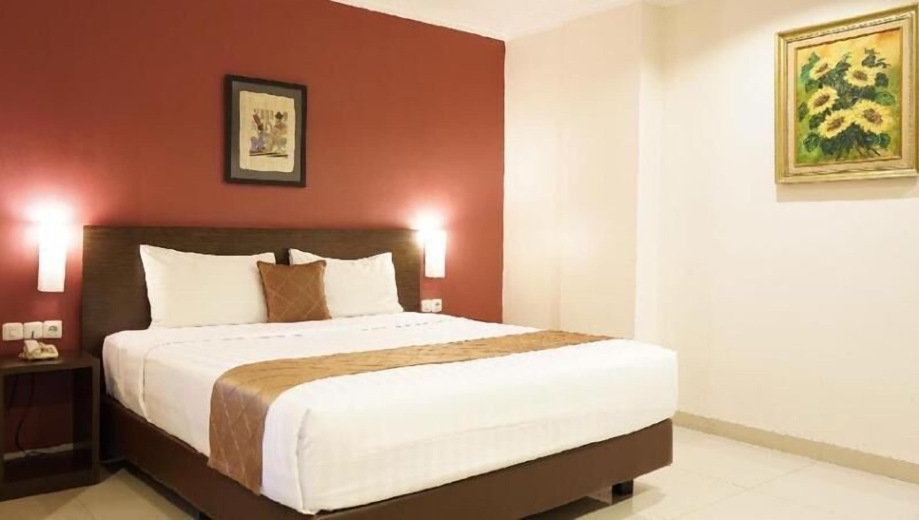 Escrivaninha, quartos à prova de som, Wi-Fi de cortesia, roupa de cama