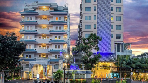 A hotel with multiple floors, balconies, and a modern design. - 1O1 URBAN Jakarta Thamrin (Jakarta)
