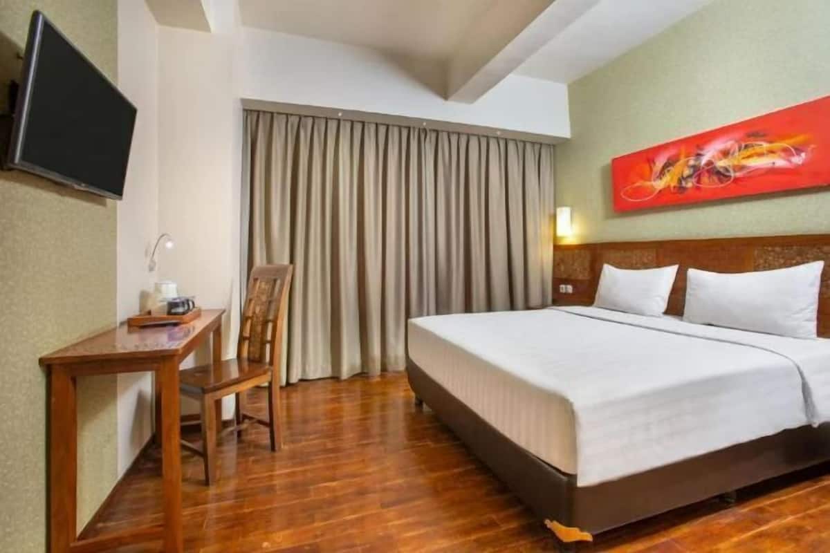 In-room safe, desk, soundproofing, free WiFi