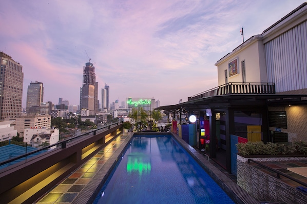 2 piscines extérieures, chaises longues, maîtres-nageurs sur place