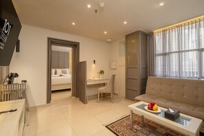Una habitación de hotel moderna con cama, escritorio y zona de estar.