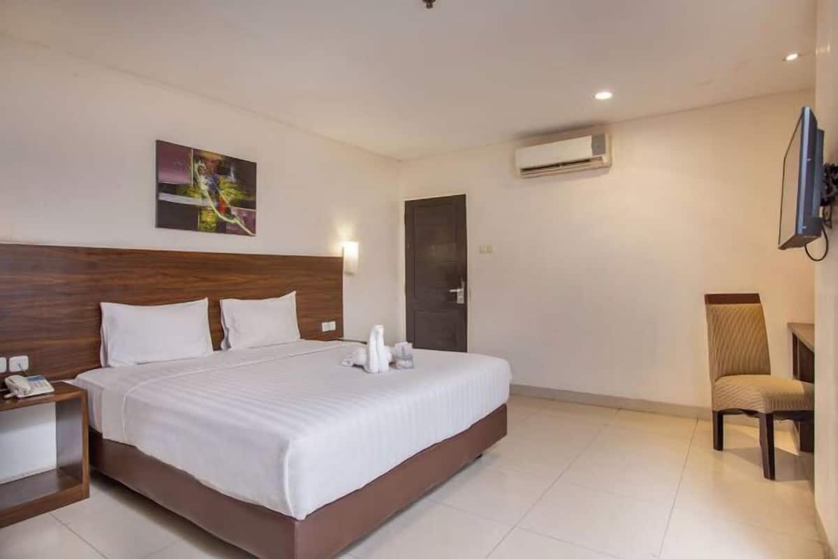 In-room safe, desk, soundproofing, free WiFi