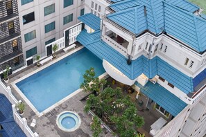 2 piscines extérieures, chaises longues, maîtres-nageurs sur place