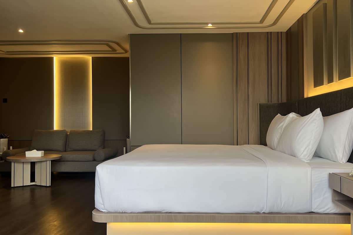 Premier-huone | Tallelokero huoneessa, työpöytä, äänieristys, ilmainen Wi-Fi