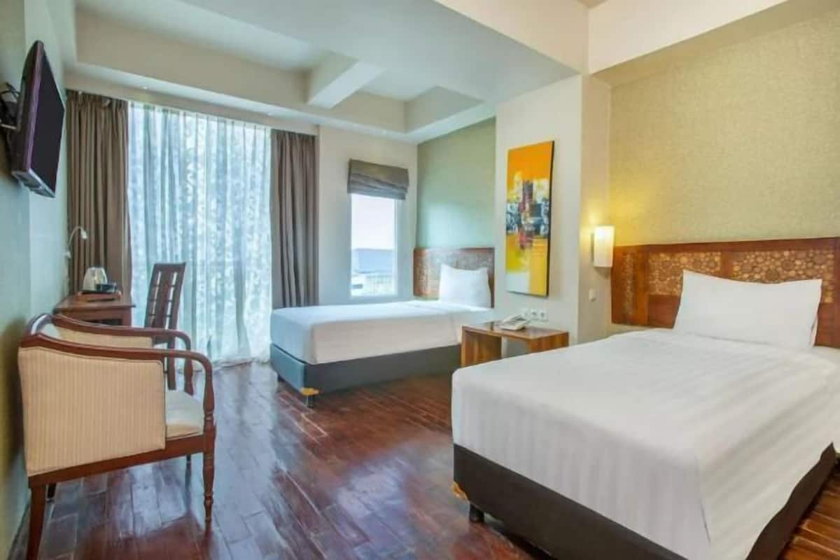 In-room safe, desk, soundproofing, free WiFi