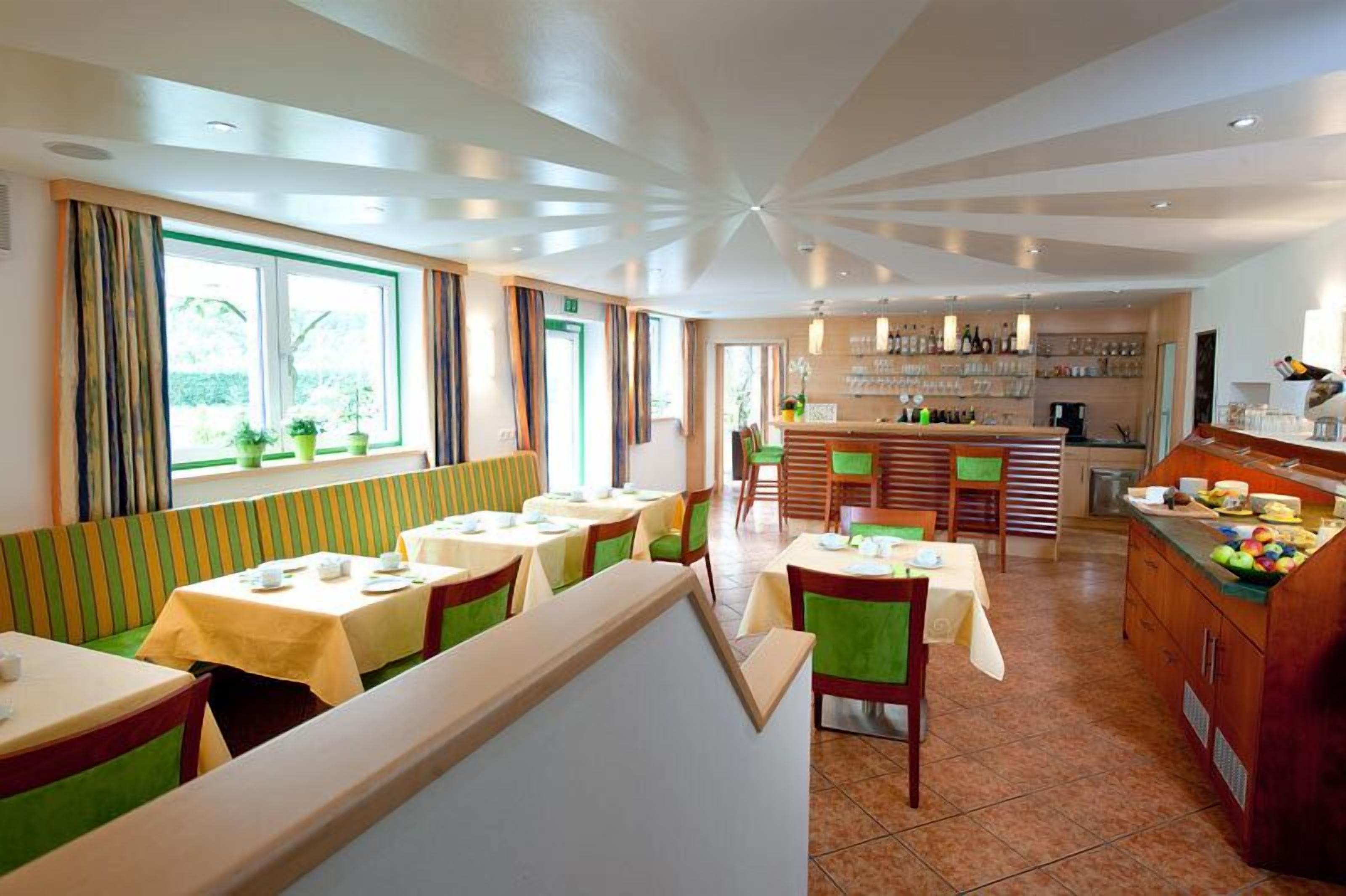 Colazione a buffet, servita tutte le mattine (9.90 EUR a persona) 