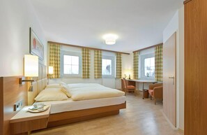 Habitación doble estándar | Caja de seguridad en la habitación, escritorio y wifi gratis 