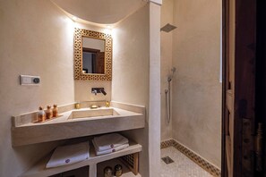 Articles de toilette de luxe, sèche-cheveux, peignoirs