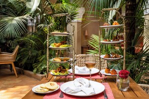 Petit déjeuner, déjeuner et dîner servis sur place