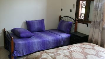 Ein Schlafzimmer mit einem Bett, einem Nachttisch und einer Kommode.