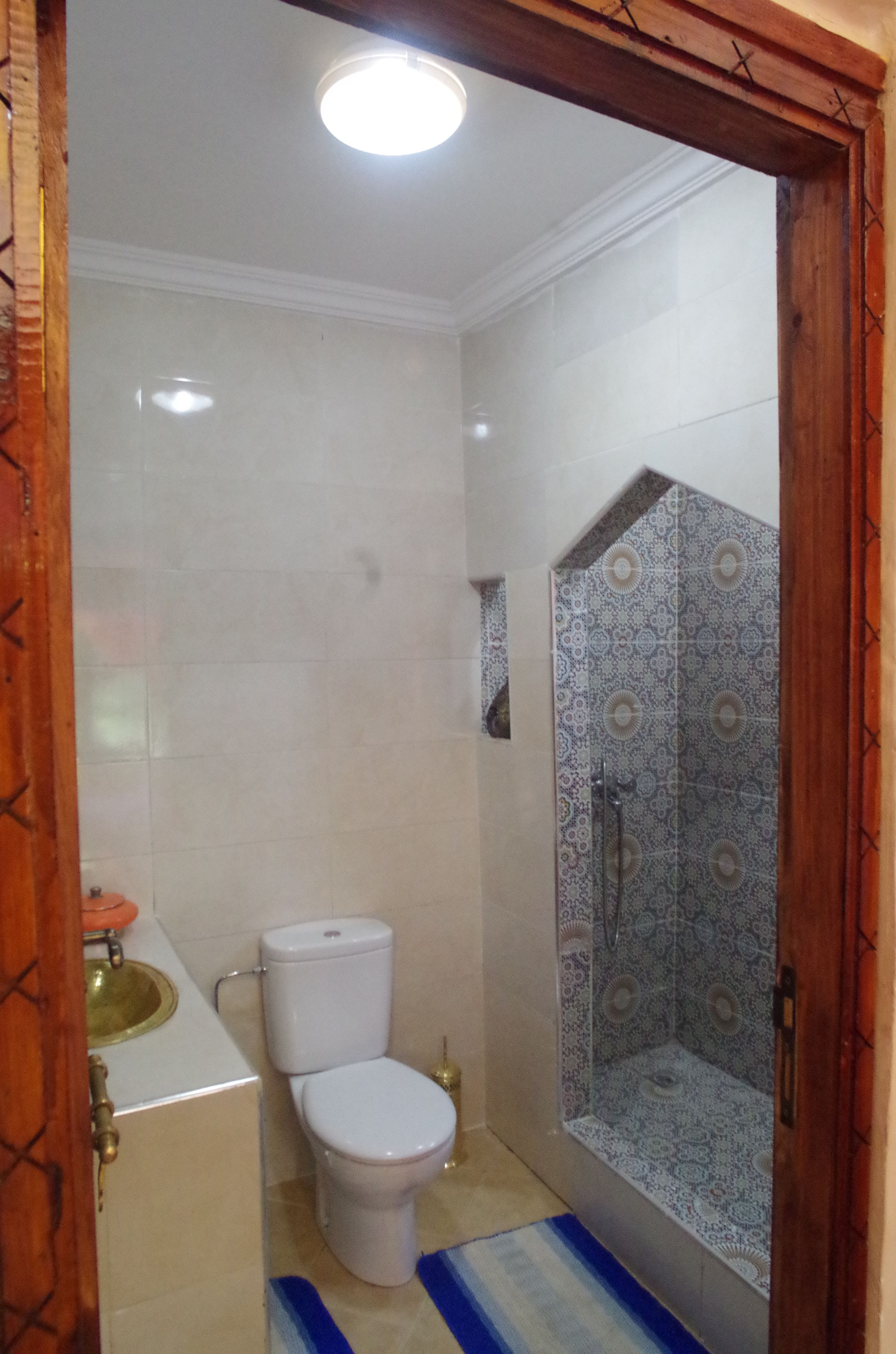 Un baño con inodoro, lavamanos y ducha.