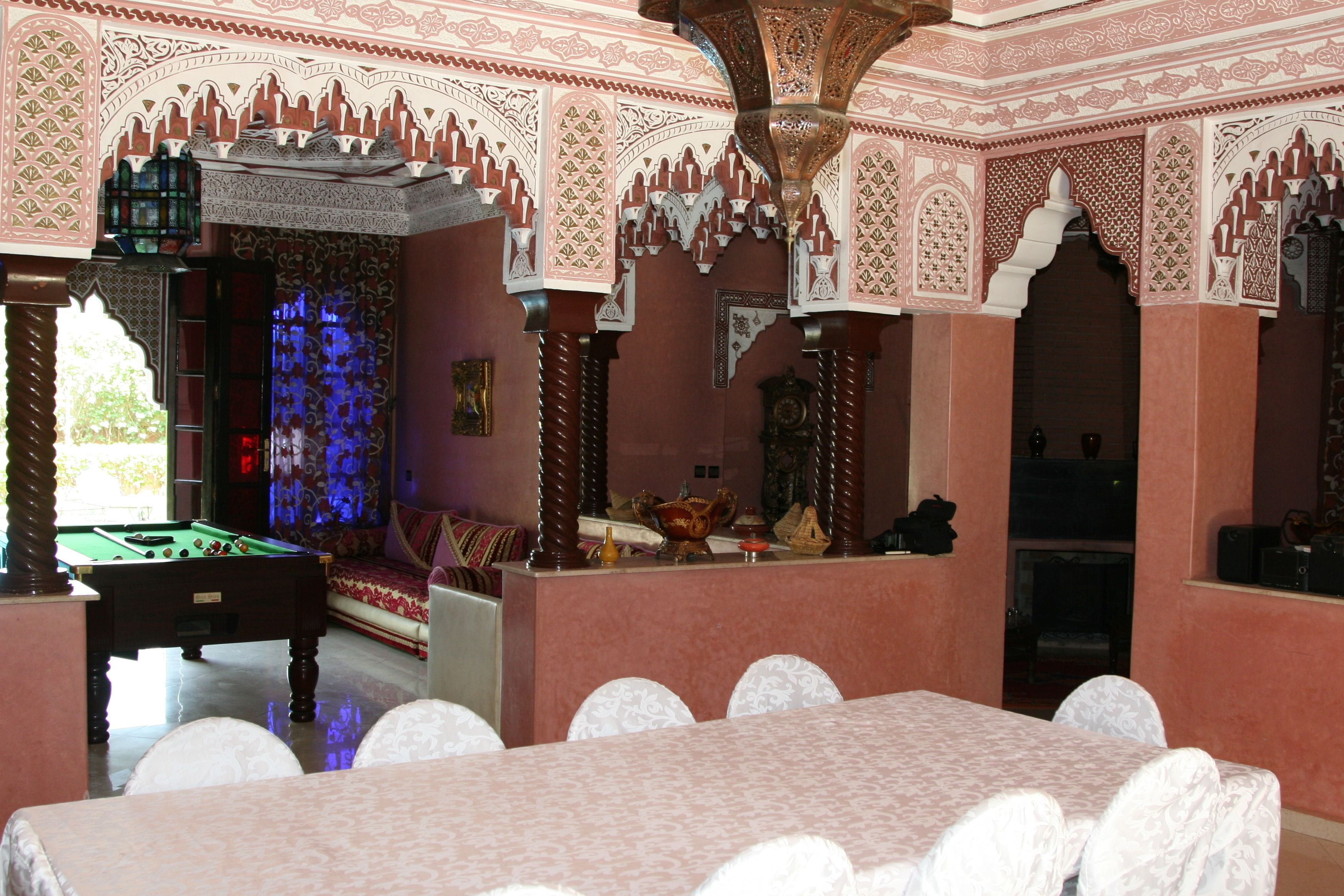 Breakfast, lunch, dinner served; local and international cuisine 