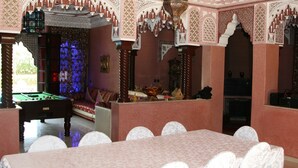 يتم تقديم الإفطار والغداء والعشاء 