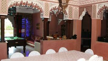 Breakfast, lunch, dinner served; local and international cuisine