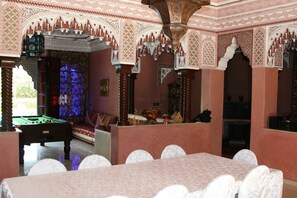 供應早餐、午餐和晚餐,當地和國際料理