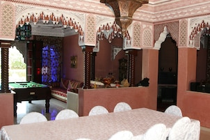 Aperto a colazione, pranzo e cena, cucina locale e internazionale