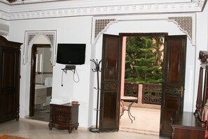 四人房 | 獨特裝潢、布置獨特、書桌、筆電工作空間