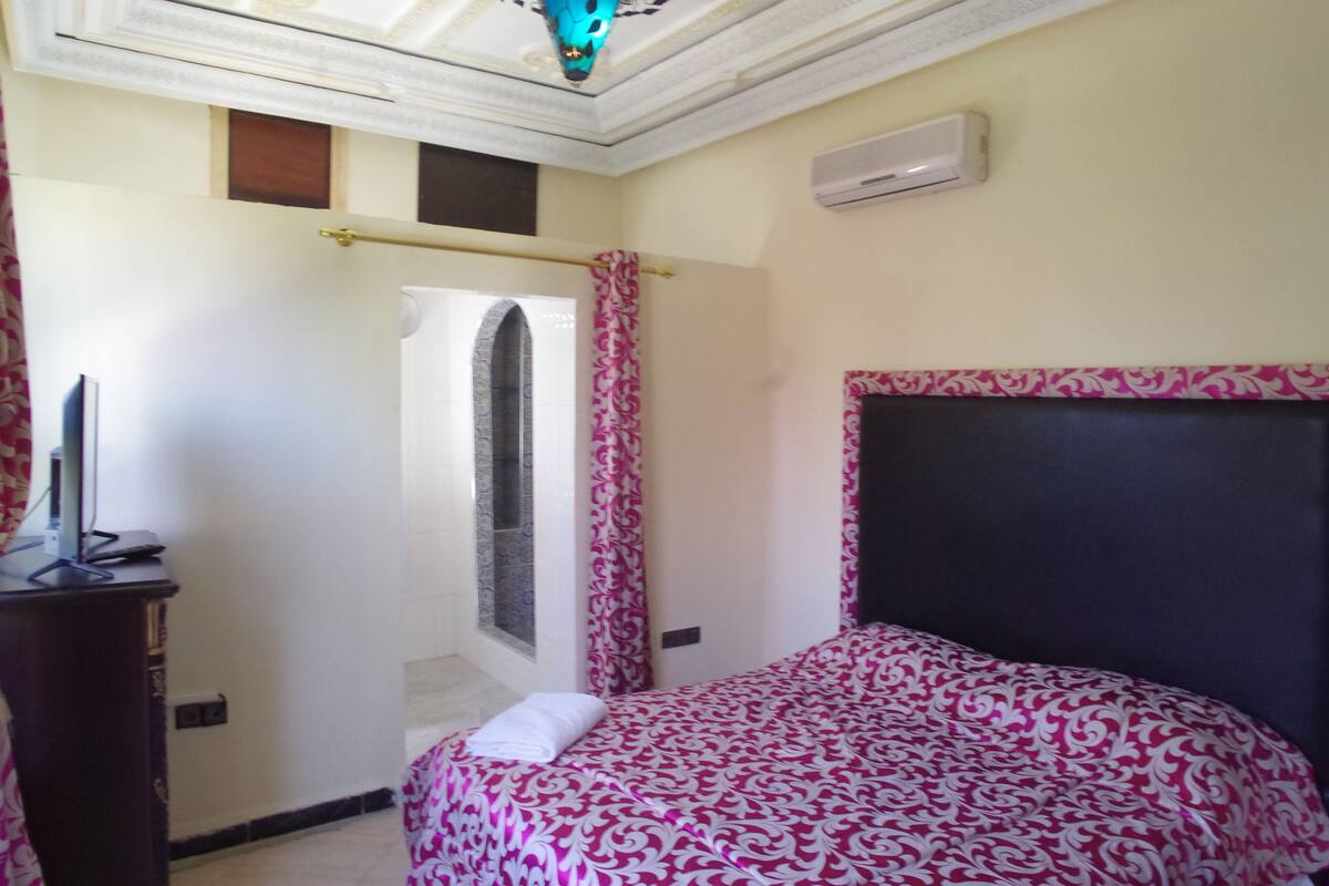Habitación doble Deluxe | Escritorio, espacio para trabajar con laptop y cortinas blackout 
