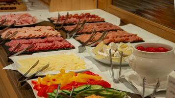 Ein Buffet mit einer Auswahl an Fleisch, Käse und Gemüse.
