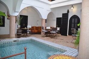 Piscina all'aperto, lettini