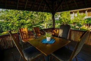 Outdoor dining - Taman Sari Hotel Dan Resort (Sukabumi)