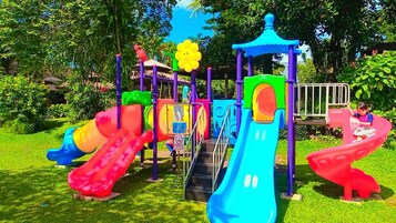 Un parque infantil con toboganes y una estructura para escalar.