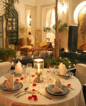供應午餐和晚餐，摩洛哥料理