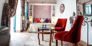 Cortinas blackout, wifi gratis y ropa de cama 