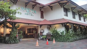 Exterior do Hotel Narita com estilo arquitetônico tradicional, apresentando telhado de telhas e vigas de madeira.