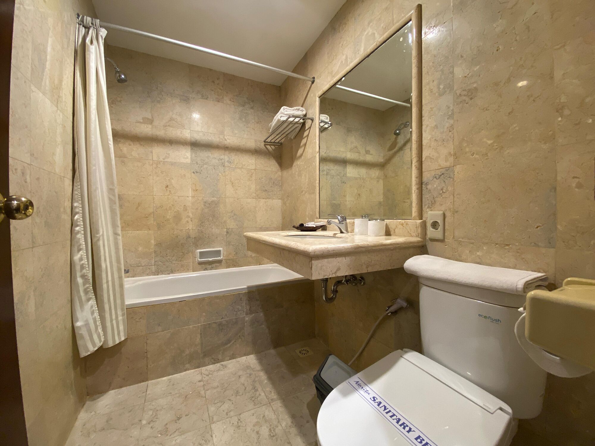 Suite | Bany | Combinació de dutxa i banyera i banyera profunda 