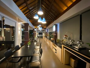 Breakfast, lunch, dinner served; international cuisine