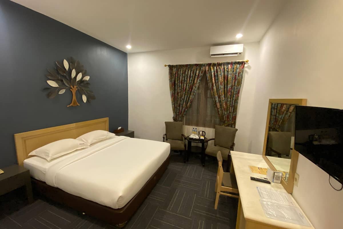 Executive Double Room | 1 bedroom, in-room safe, desk, free WiFi